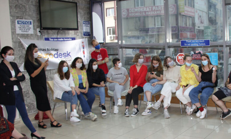 İzmitli gençler Speaking Cafe’de eğlenerek öğreniyor