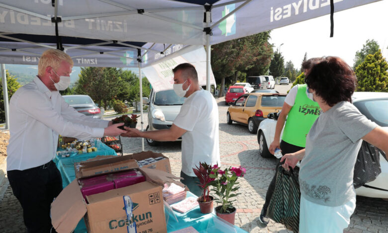 Kocaeli İzmit mezarlıklarında bayramlık ikramlar