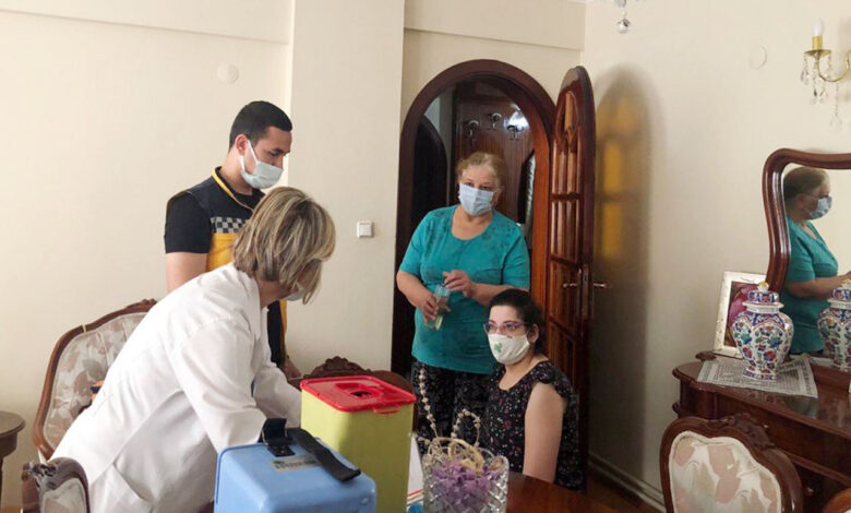 Bursa’da evde bakım yardımı alanlar evinde aşılanıyor